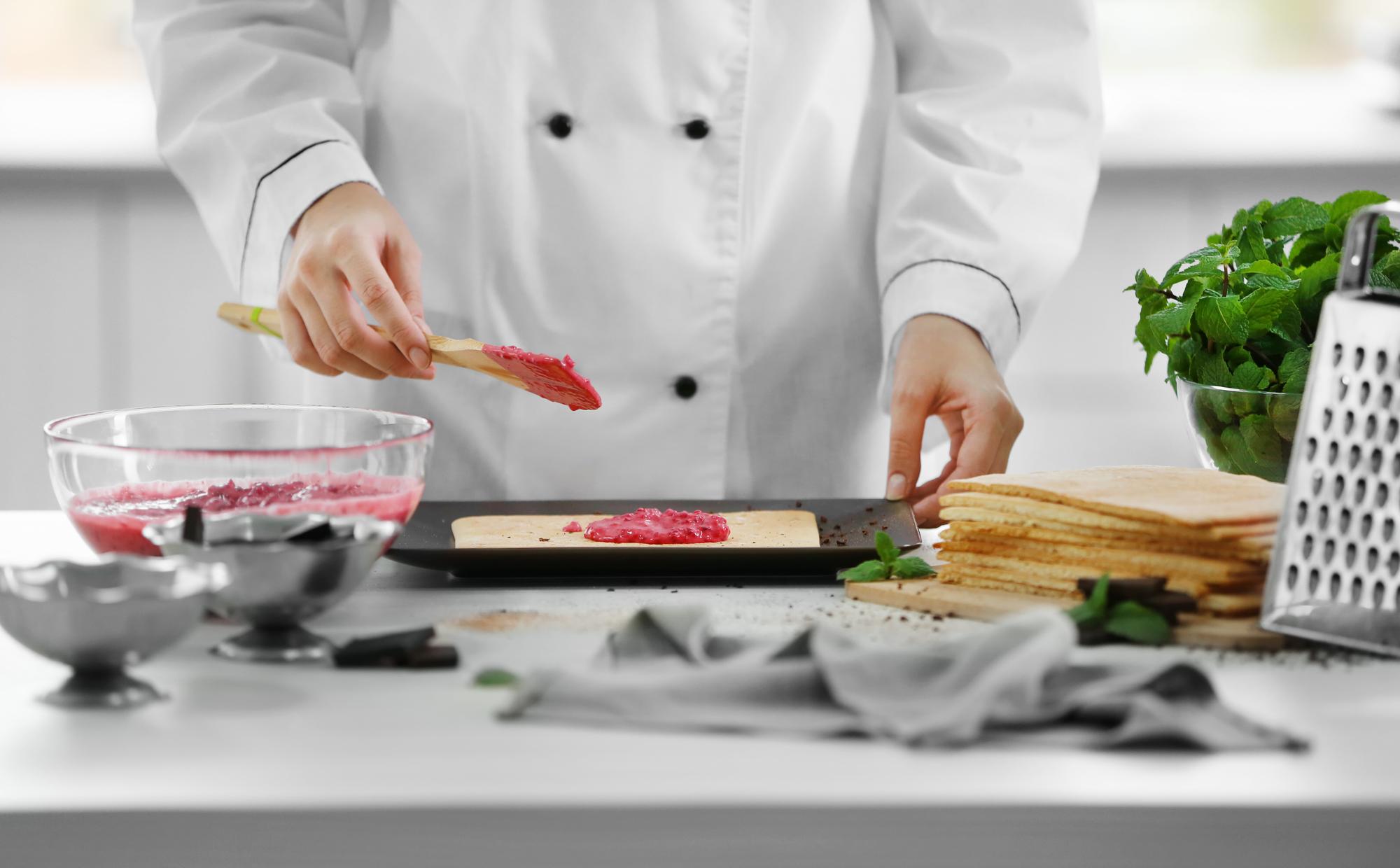 Chef professionista che affetta un prodotto fresco in una cucina elegante